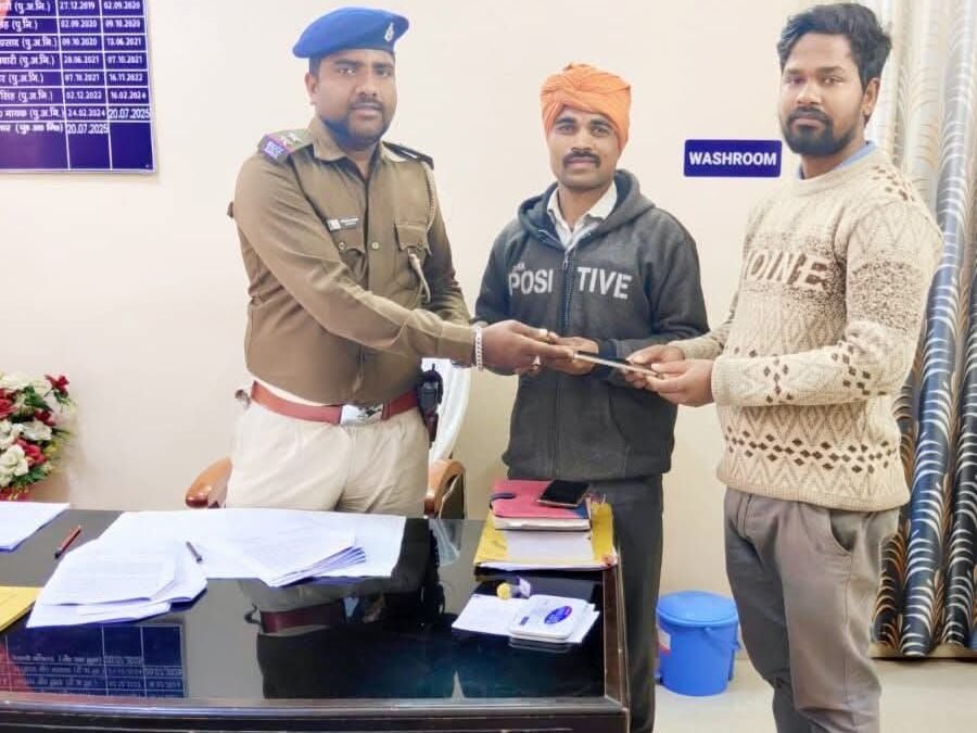 नगर ऊंटारी थाना ने CEIR पोर्टल से गुम मोबाइल बरामद कर वास्तविक धारकों को सौंपे नगर ऊंटारी थाना ने CEIR पोर्टल से गुम मोबाइल बरामद कर वास्तविक धारकों को सौंपे