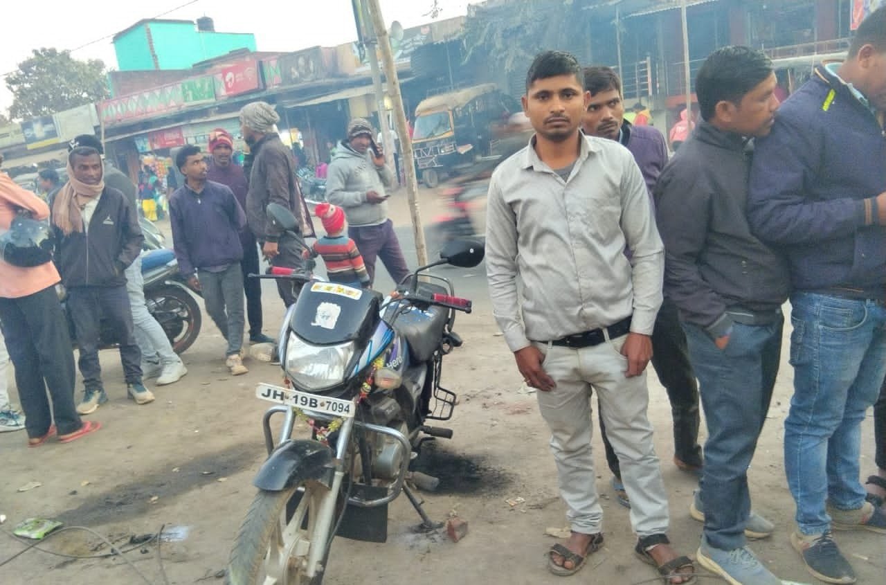 मनिका:बाइक पर गिरा 11 हजार वोल्ट का हाई- वोल्टेज तार, सड़क किनारे धू -धू कर जली बाइक। मनिका:बाइक पर गिरा 11 हजार वोल्ट का हाई- वोल्टेज तार, सड़क किनारे धू -धू कर जली बाइक।