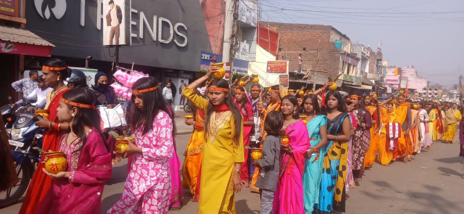गोमिया पोस्ट ऑफिस मोड़ काली मंदिर में माघी काली पूजा शुरू, 501 कलश के साथ निकली भव्य यात्रा गोमिया पोस्ट ऑफिस मोड़ काली मंदिर में माघी काली पूजा शुरू, 501 कलश के साथ निकली भव्य यात्रा