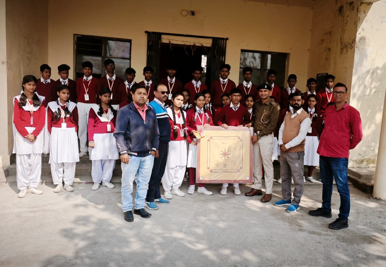 गोमिया थाना में "हम वर्दी में आपके मित्र हैं” कार्यक्रम में छात्रों को पुलिस की कार्यप्रणाली से कराया गया परिचय गोमिया थाना में “हम वर्दी में आपके मित्र हैं” कार्यक्रम में छात्रों को पुलिस की कार्यप्रणाली से कराया गया परिचय