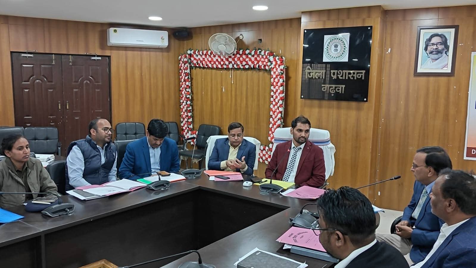 गढ़वा में शिक्षा विभाग योजनाओं की समीक्षा, लापरवाही पर उपायुक्त ने जताई कड़ी नाराजगी गढ़वा में शिक्षा विभाग योजनाओं की समीक्षा, लापरवाही पर उपायुक्त ने जताई कड़ी नाराजगी