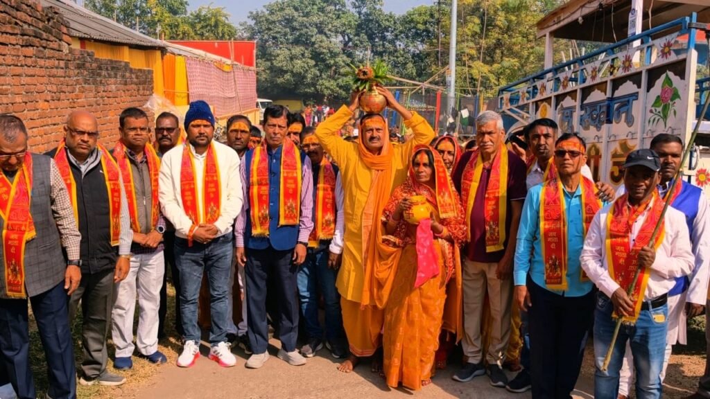 स्वांग में नौ दिवसीय श्री शतचंडी महायज्ञ शुरू, गाजे बाजे के साथ कलश यात्रा निकाली गई