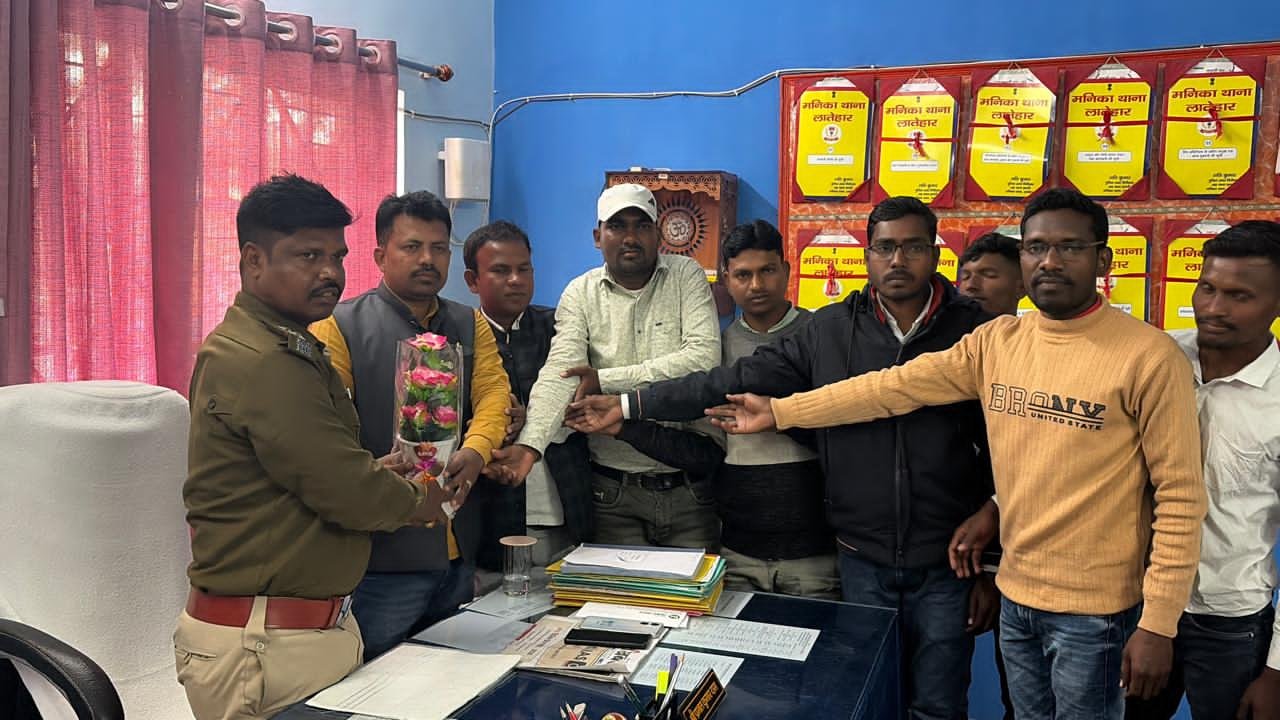 मनिका में भीम आर्मी की संगठन के सदस्यों ने नए थाना प्रभारी से किया शिष्टाचार मुलाकात मनिका में भीम आर्मी की संगठन के सदस्यों ने नए थाना प्रभारी से किया शिष्टाचार मुलाकात