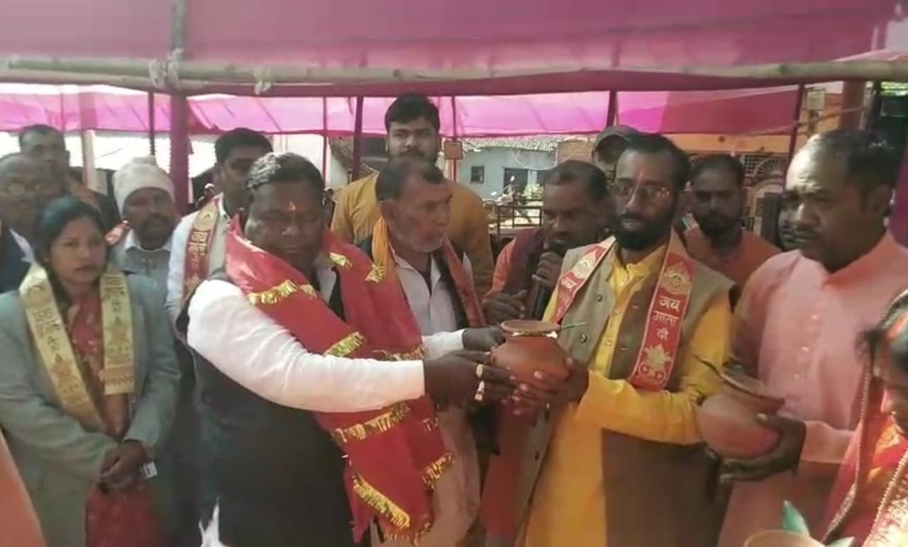मनिका:अष्टभुजी मां दुर्गा प्राण प्रतिष्ठा से पूर्व निकाली गई कलश यात्रा, भक्तों की उमड़ी भीड़। मनिका:अष्टभुजी मां दुर्गा प्राण प्रतिष्ठा से पूर्व निकाली गई कलश यात्रा, भक्तों की उमड़ी भीड़।