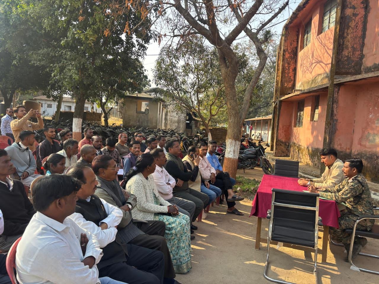 घाघरा थाना परिसर में सरस्वती पूजा को लेकर शांति समिति की बैठक हुई संपन्न घाघरा थाना परिसर में सरस्वती पूजा को लेकर शांति समिति की बैठक हुई संपन्न