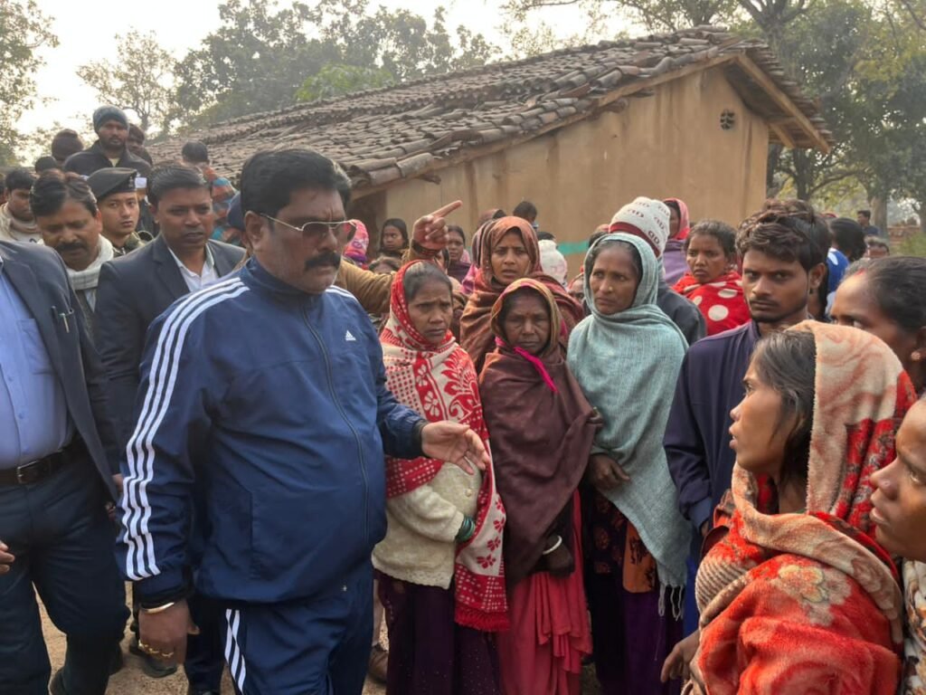 गोमिया में हाथी के हमले से युवक की मौत, मंत्री योगेंद्र प्रसाद ने घटनास्थल पहुंचकर परिजनों को बंधाया ढांढस