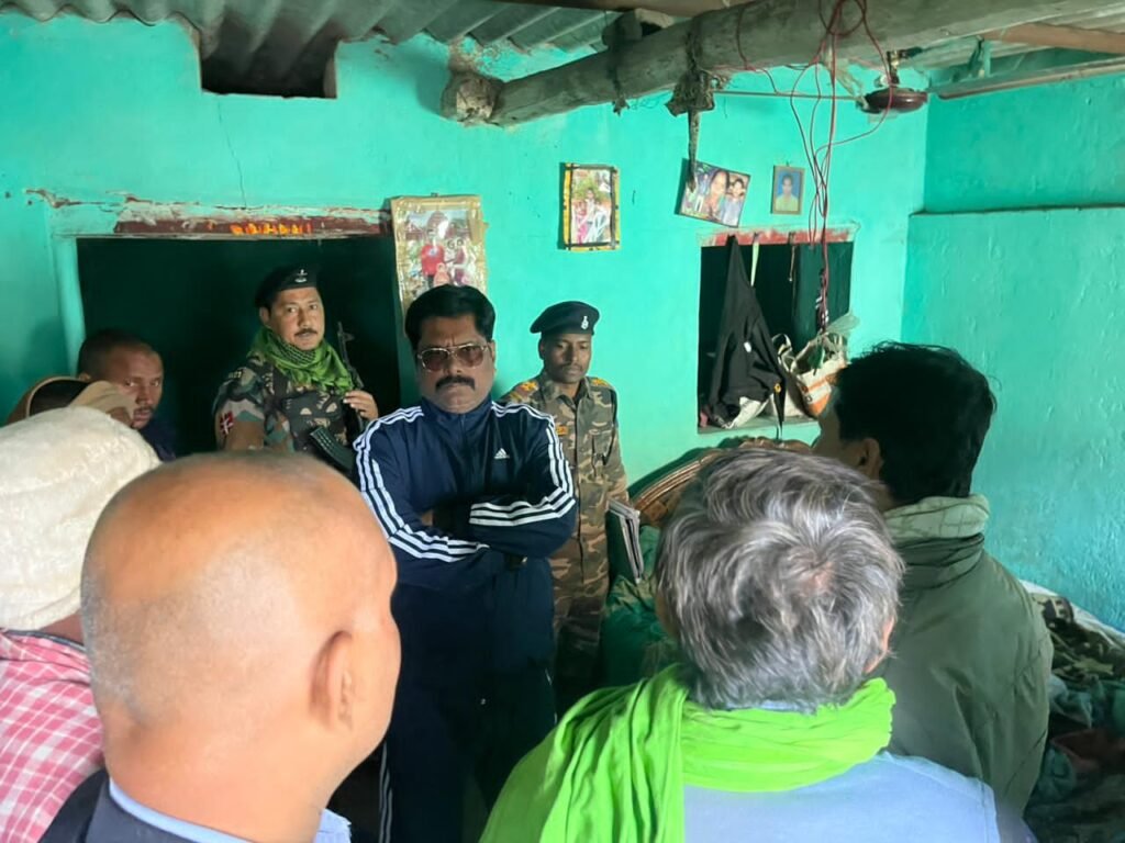 गोमिया में हाथी के हमले से युवक की मौत, मंत्री योगेंद्र प्रसाद ने घटनास्थल पहुंचकर परिजनों को बंधाया ढांढस