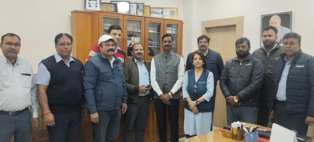 टाटा मोटर्स वर्कर्स यूनियन के अध्यक्ष शशि भूषण प्रसाद व उपाध्यक्ष प्रकाश विश्वकर्मा को मिला दीर्घकालीन सेवा पुरस्कार