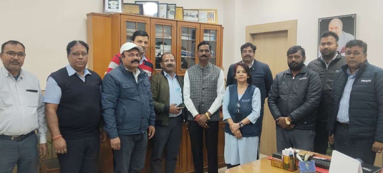 टाटा मोटर्स वर्कर्स यूनियन के अध्यक्ष शशि भूषण प्रसाद व उपाध्यक्ष प्रकाश विश्वकर्मा को मिला दीर्घकालीन सेवा पुरस्कार
