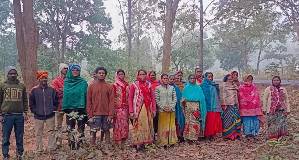 जिस अधिकारी ने पलायन रोका और जंगल बचाया, उनके तबादले से आक्रोशित हुए ग्रामीण