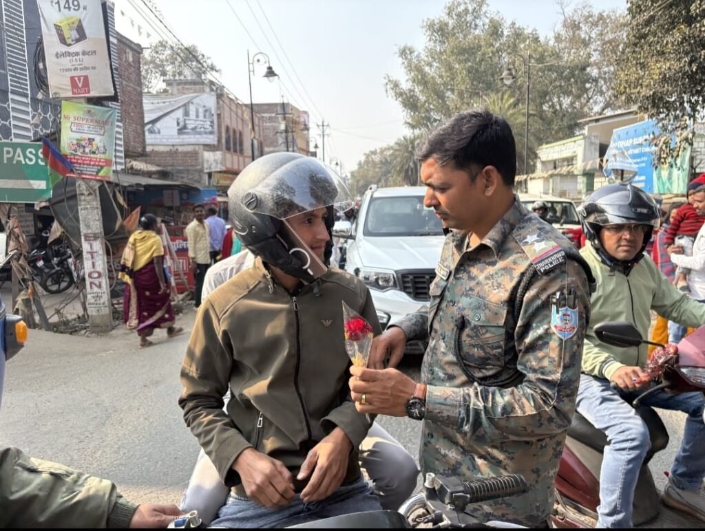 लातेहार में यातायात नियम तोड़ने वालों को पहनाई गई फूलों की माला,सड़क सुरक्षा को लेकर चला जागरूकता अभियान लातेहार में यातायात नियम तोड़ने वालों को पहनाई गई फूलों की माला,सड़क सुरक्षा को लेकर चला जागरूकता अभियान
