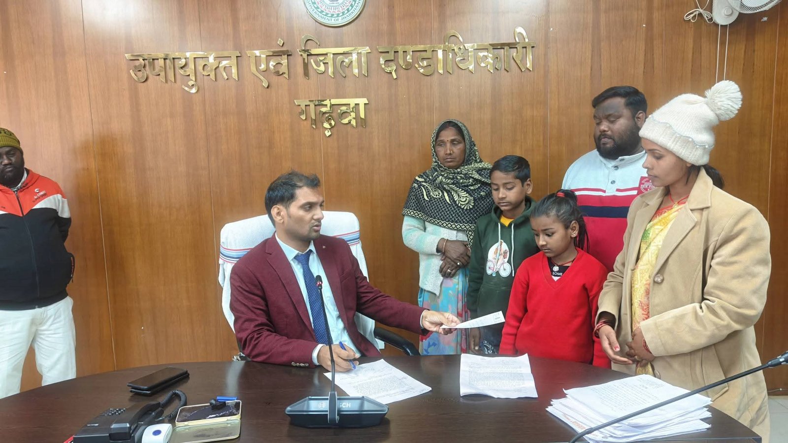 गढ़वा में जनसुनवाई:उपायुक्त ने सुनीं समस्याएं, अधिकारियों को त्वरित कार्रवाई के निर्देश