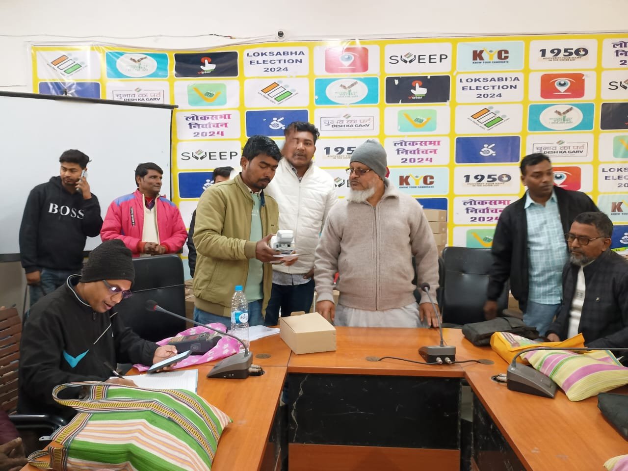 राजमहल प्रखंड में पीडीएस दुकानदारों व स्वयं सहायता समूहों के लिए 4जी पॉश मशीन पर कार्यशाला आयोजित राजमहल प्रखंड में पीडीएस दुकानदारों व स्वयं सहायता समूहों के लिए 4जी पॉश मशीन पर कार्यशाला आयोजित