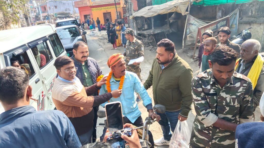 लातेहार में यातायात नियम तोड़ने वालों को पहनाई गई फूलों की माला,सड़क सुरक्षा को लेकर चला जागरूकता अभियान लातेहार में यातायात नियम तोड़ने वालों को पहनाई गई फूलों की माला,सड़क सुरक्षा को लेकर चला जागरूकता अभियान