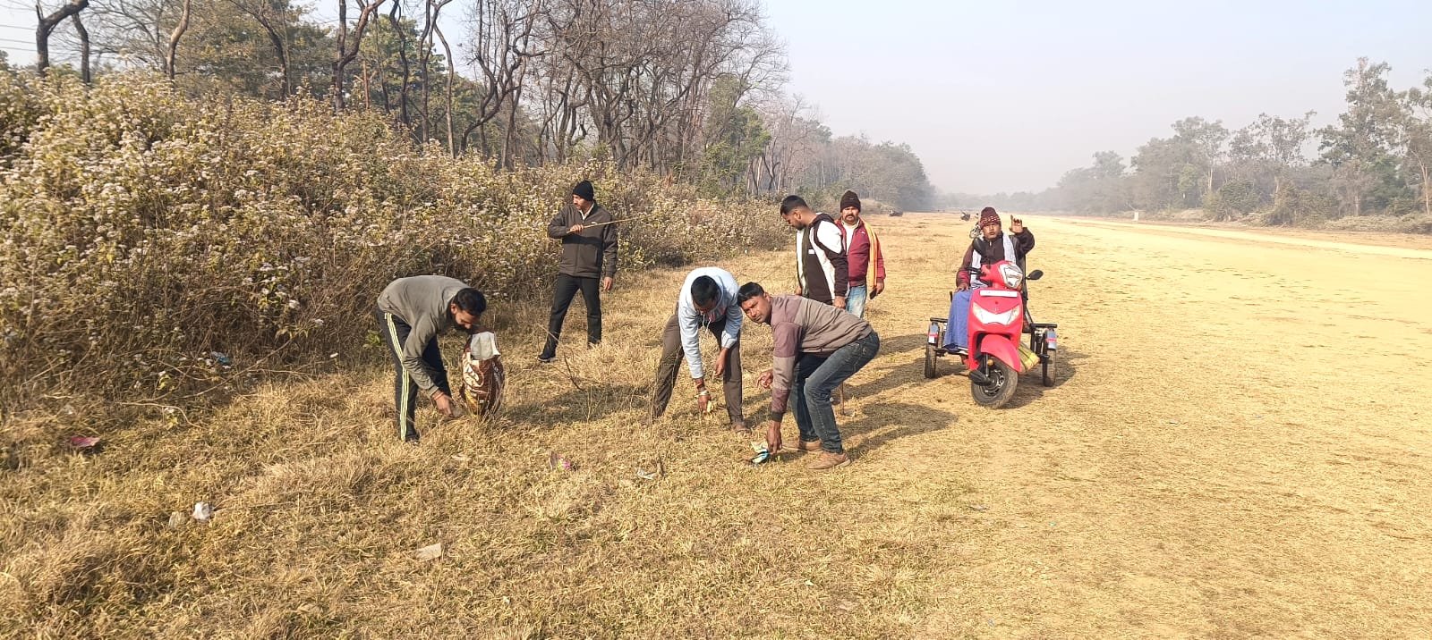स्वांग हवाई अड्डा परिसर में चला स्वच्छता अभियान स्वांग हवाई अड्डा परिसर में चला स्वच्छता अभियान
