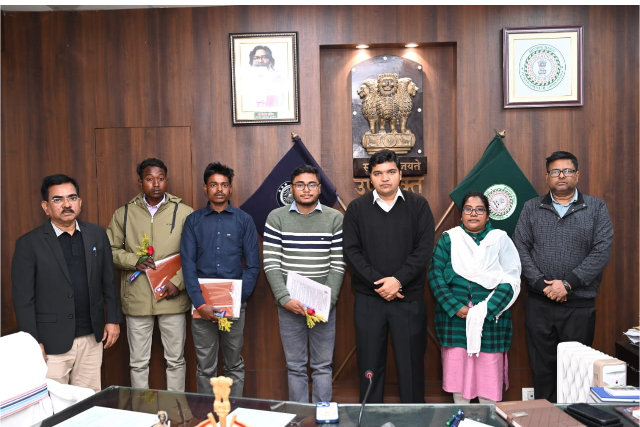 उपायुक्त ने अनुकम्पा के आधार पर 4 आश्रितों को सौंपे नियुक्ति पत्र उपायुक्त ने अनुकम्पा के आधार पर 4 आश्रितों को सौंपे नियुक्ति पत्र