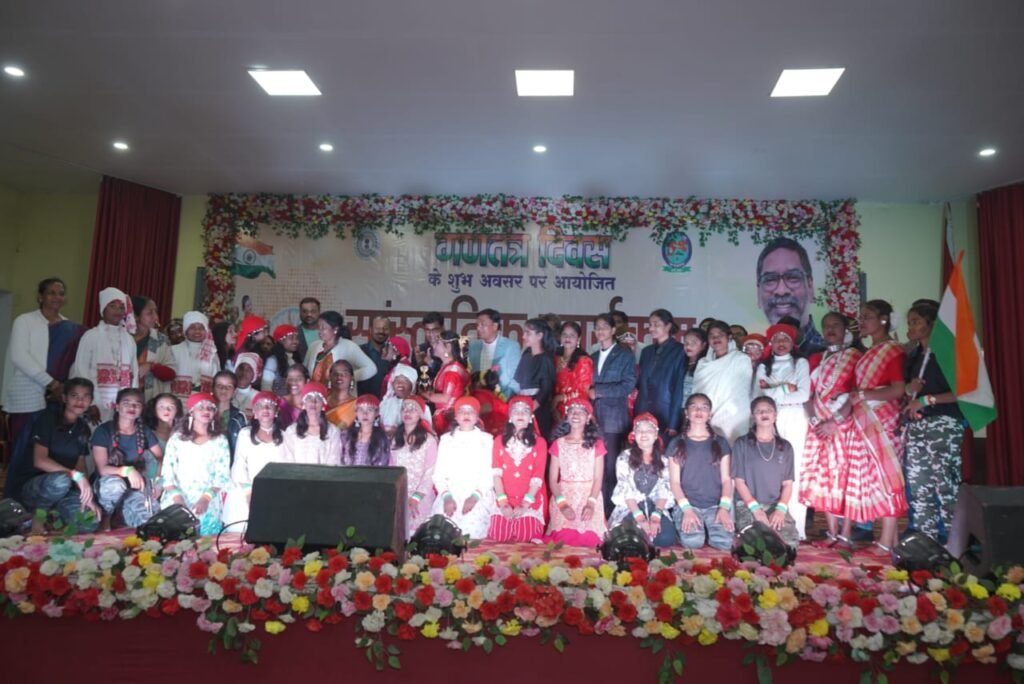 जिले में हर्षोल्लास के साथ मनाया गया 77वां गणतंत्र दिवस, टाउन हॉल में हुआ भव्य सांस्कृतिक कार्यक्रम जिले में हर्षोल्लास के साथ मनाया गया 77वां गणतंत्र दिवस, टाउन हॉल में हुआ भव्य सांस्कृतिक कार्यक्रम