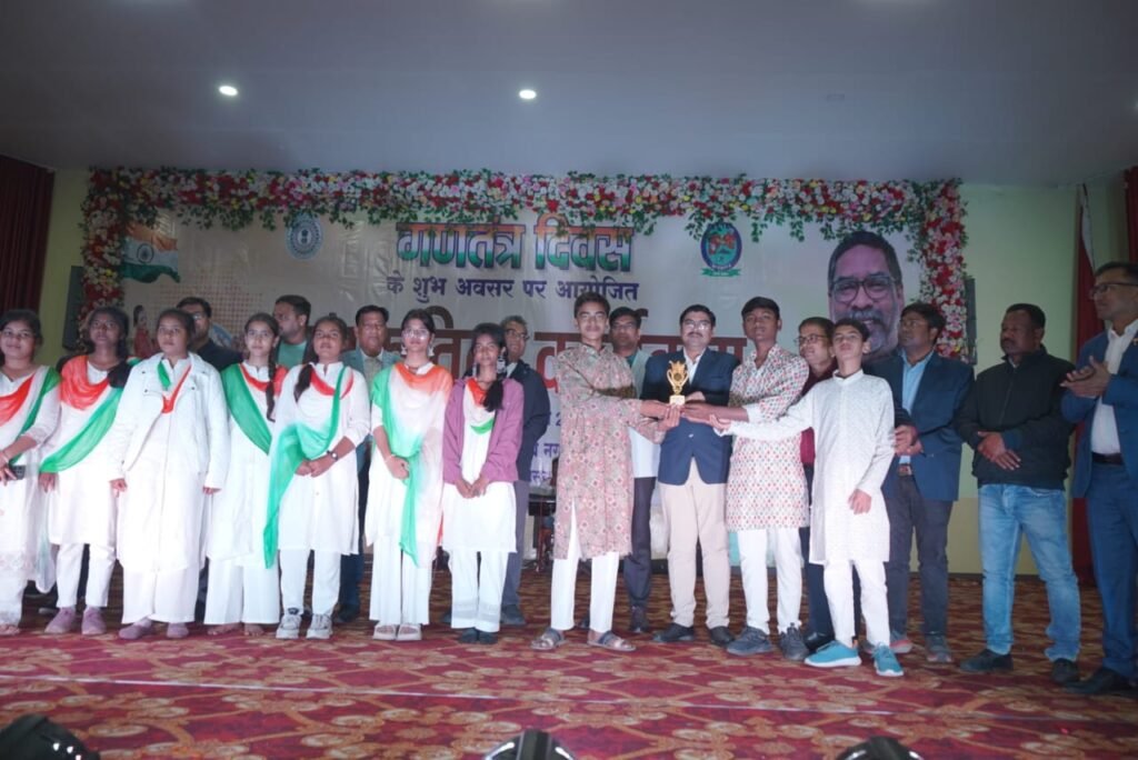 जिले में हर्षोल्लास के साथ मनाया गया 77वां गणतंत्र दिवस, टाउन हॉल में हुआ भव्य सांस्कृतिक कार्यक्रम जिले में हर्षोल्लास के साथ मनाया गया 77वां गणतंत्र दिवस, टाउन हॉल में हुआ भव्य सांस्कृतिक कार्यक्रम