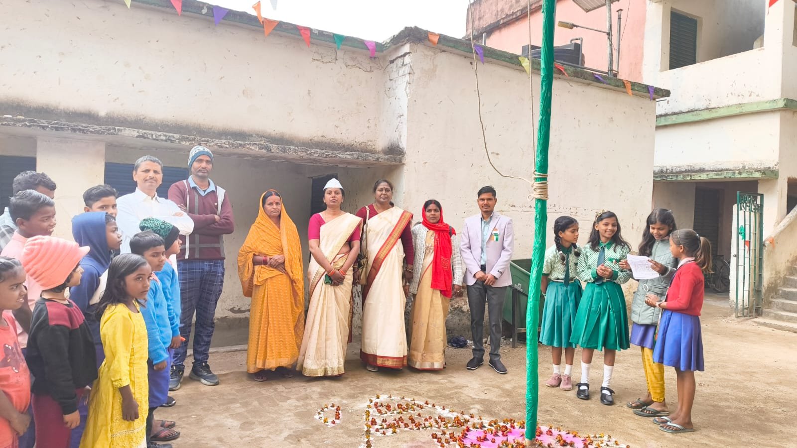 राजकीय उत्क्रमित मध्य विद्यालय सिंदुरिया में हर्षोल्लास के साथ मनाया गया 77वां गणतंत्र दिवस राजकीय उत्क्रमित मध्य विद्यालय सिंदुरिया में हर्षोल्लास के साथ मनाया गया 77वां गणतंत्र दिवस