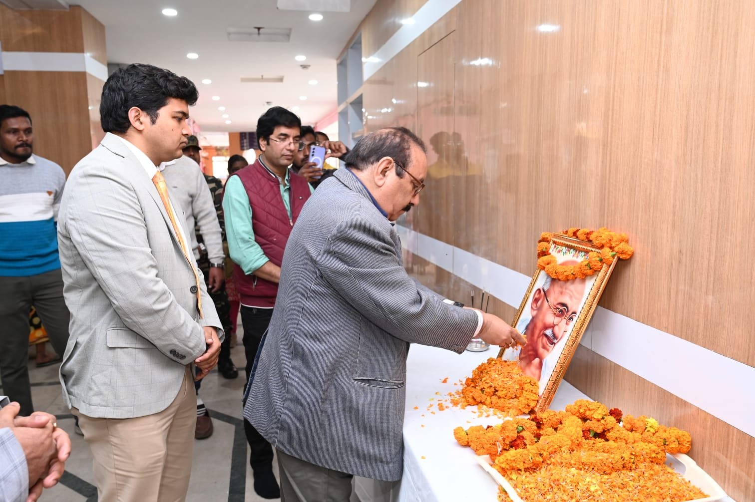 पाकुड़:शहीद दिवस पर राष्ट्रपिता महात्मा गांधी को श्रद्धांजलि, दो मिनट का मौन रख किया नमन