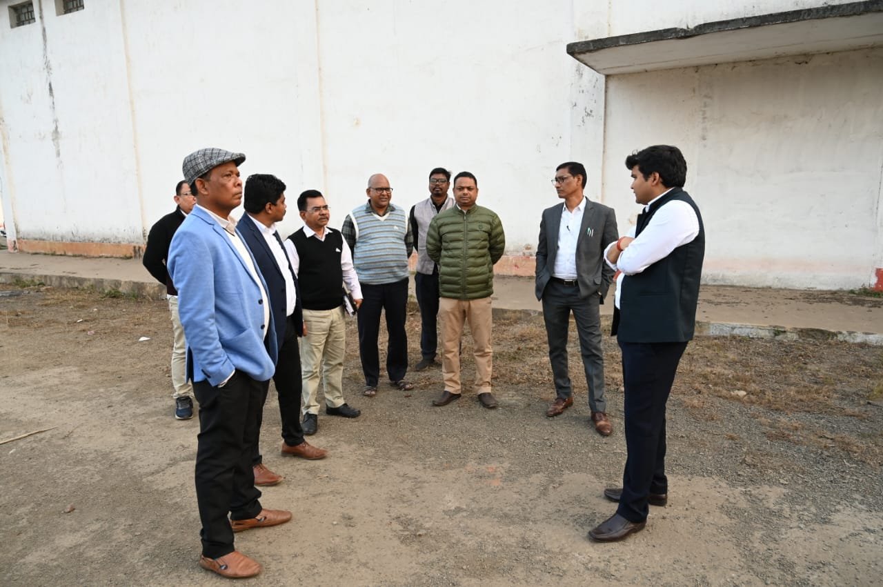 नगर निकाय चुनाव को लेकर उपायुक्त ने कृषि उत्पादन बाजार समिति का किया निरीक्षण