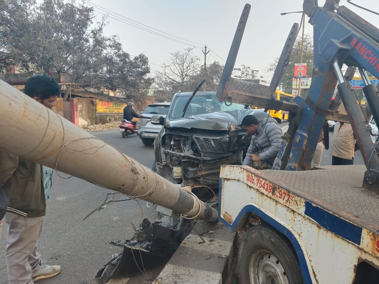 तेज रफ्तार का कहर:अरगोड़ा बाइपास पर बेकाबू SUV डिवाइडर पर चढ़ी,बिजली का खंभा क्षतिग्रस्त तेज रफ्तार का कहर:अरगोड़ा बाइपास पर बेकाबू SUV डिवाइडर पर चढ़ी,बिजली का खंभा क्षतिग्रस्त