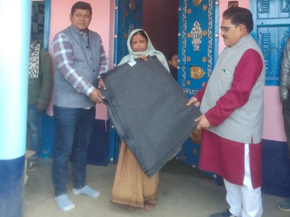 वीर शिबु सोरेन जयंती पर झामुमो ने 25 पंचायतों के जरूरतमंदों के बीच किया कंबल वितरण