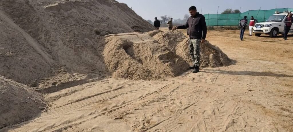 हरैया में भारी मात्रा में बालू भंडारण पकड़ा गया, एसडीएम ने जांच कर बिक्री रोकी