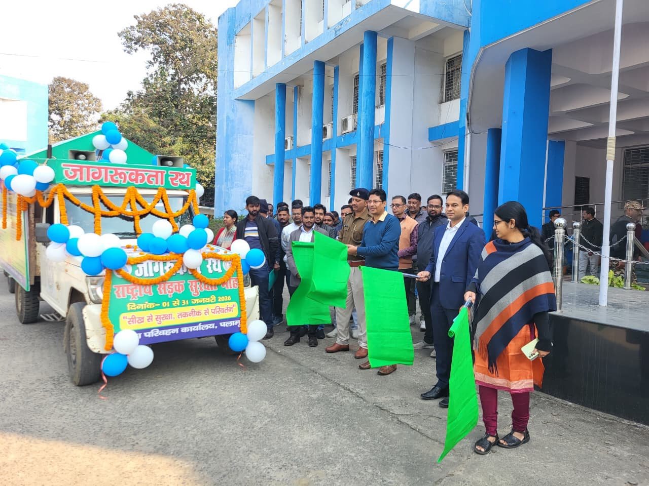 उपायुक्त ने हरी झंडी दिखाकर सड़क जागरूकता रथ को किया रवाना उपायुक्त ने हरी झंडी दिखाकर सड़क जागरूकता रथ को किया रवाना