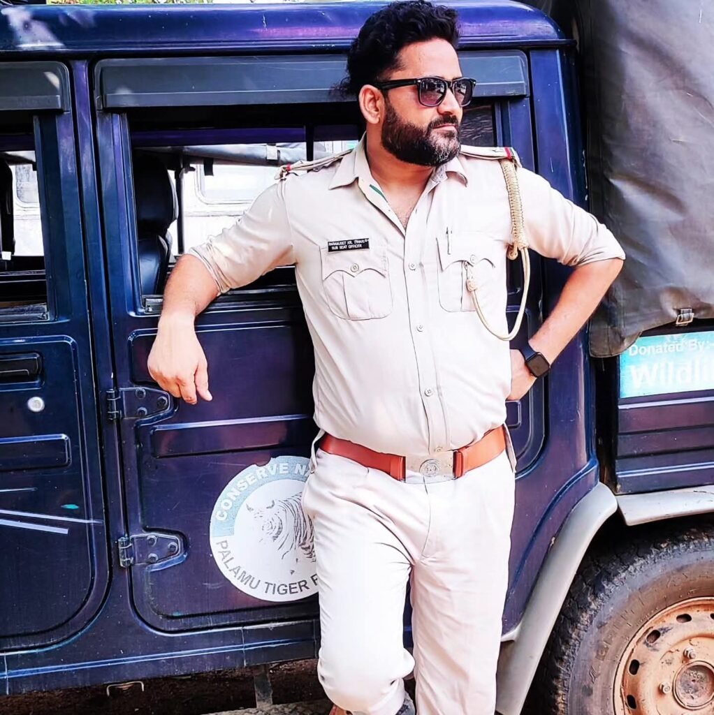 जिस अधिकारी ने पलायन रोका और जंगल बचाया, उनके तबादले से आक्रोशित हुए ग्रामीण