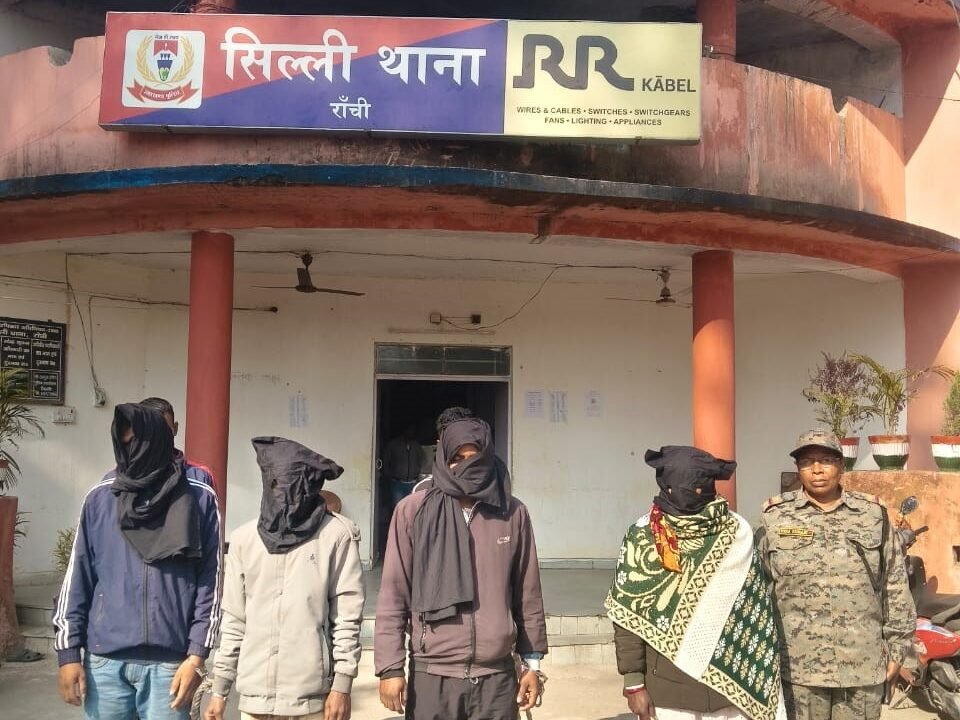 चाऊमीन दुकानदार पर गोलीकांड का खुलासा, पत्नी समेत चार गिरफ्तार