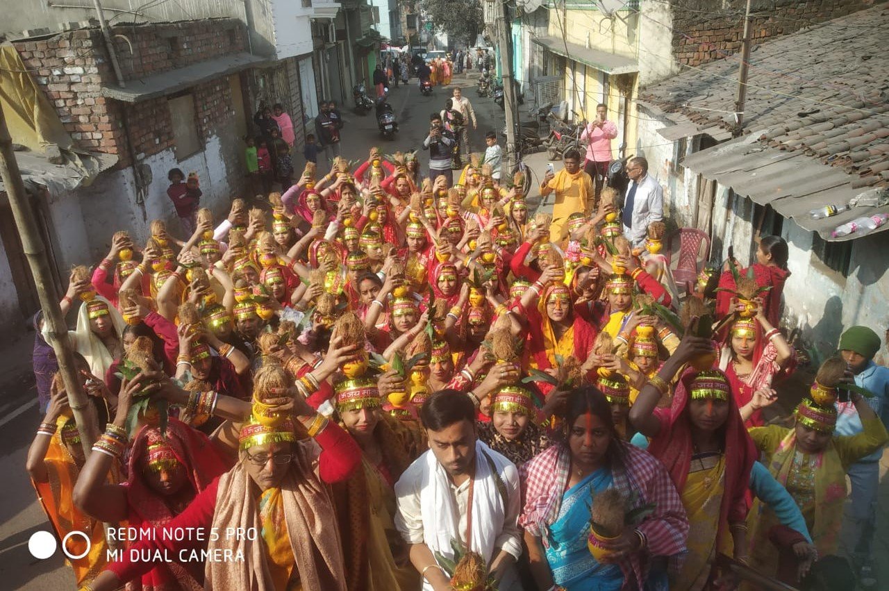 श्री श्री दक्षिणेश्वरी काली मंदिर की कलश यात्रा में शामिल हुयीं सैकड़ों महिलाएं