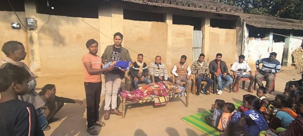 बिरहोर टांडा गोमिया सियारी पंचायत में यादव शक्ति संगठन,बेरमो की ओर से कंबल और खाद्य सामग्री वितरण बिरहोर टांडा गोमिया सियारी पंचायत में यादव शक्ति संगठन,बेरमो की ओर से कंबल और खाद्य सामग्री वितरण