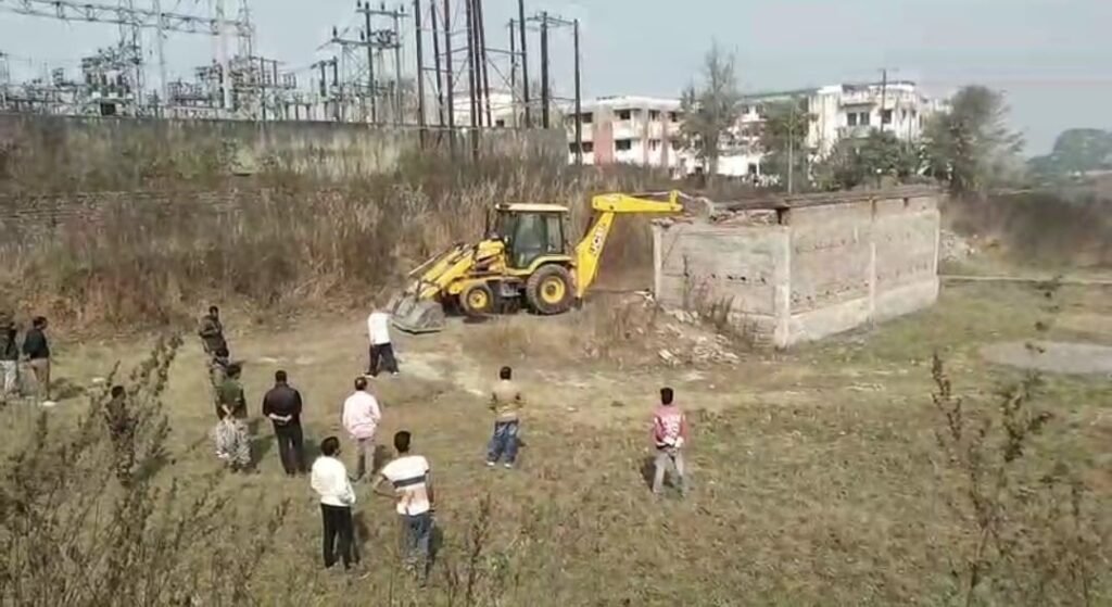 मनिका में अतिक्रमण पर सख्त कार्रवाई: सीओ अमन कुमार ने जेसीबी से अवैध गुमटी व मकान ढहाया मनिका में अतिक्रमण पर सख्त कार्रवाई: सीओ अमन कुमार ने जेसीबी से अवैध गुमटी व मकान ढहाया