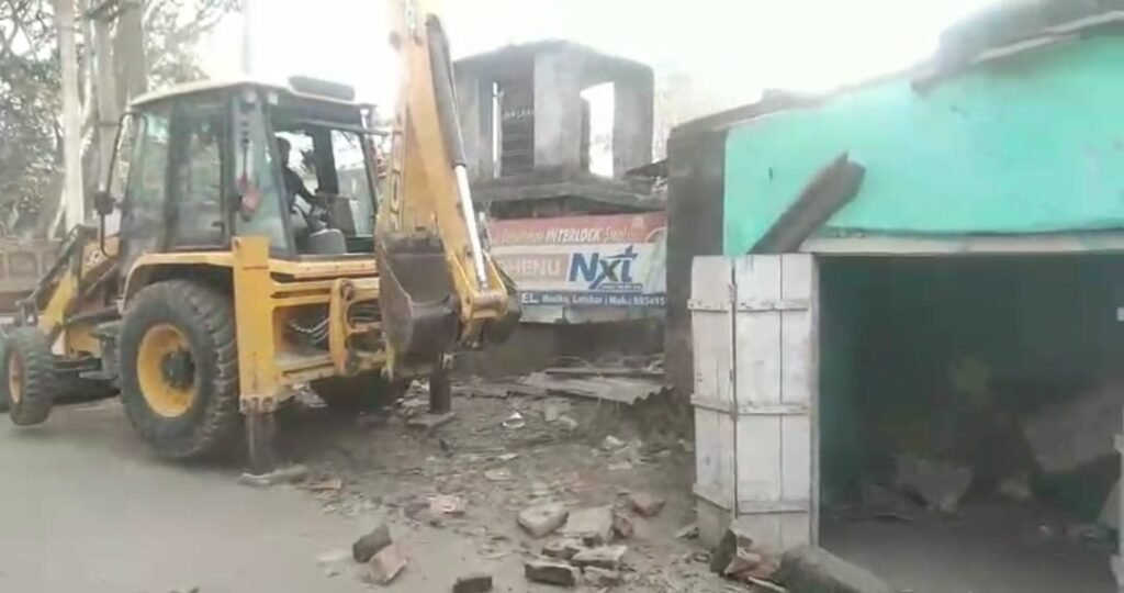 मनिका में अतिक्रमण पर सख्त कार्रवाई: सीओ अमन कुमार ने जेसीबी से अवैध गुमटी व मकान ढहाया मनिका में अतिक्रमण पर सख्त कार्रवाई: सीओ अमन कुमार ने जेसीबी से अवैध गुमटी व मकान ढहाया