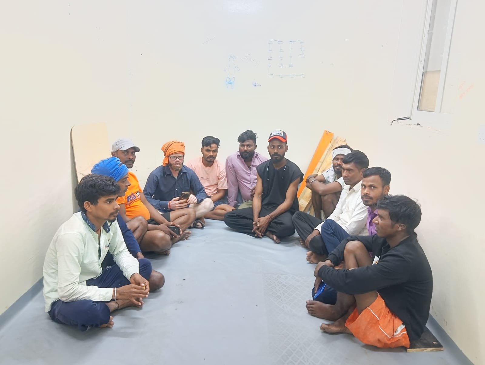 दुबई में फंसे झारखंड के 14 मजदूर, सरकार से लगाई वतन वापसी की गुहार दुबई में फंसे झारखंड के 14 मजदूर, सरकार से लगाई वतन वापसी की गुहार