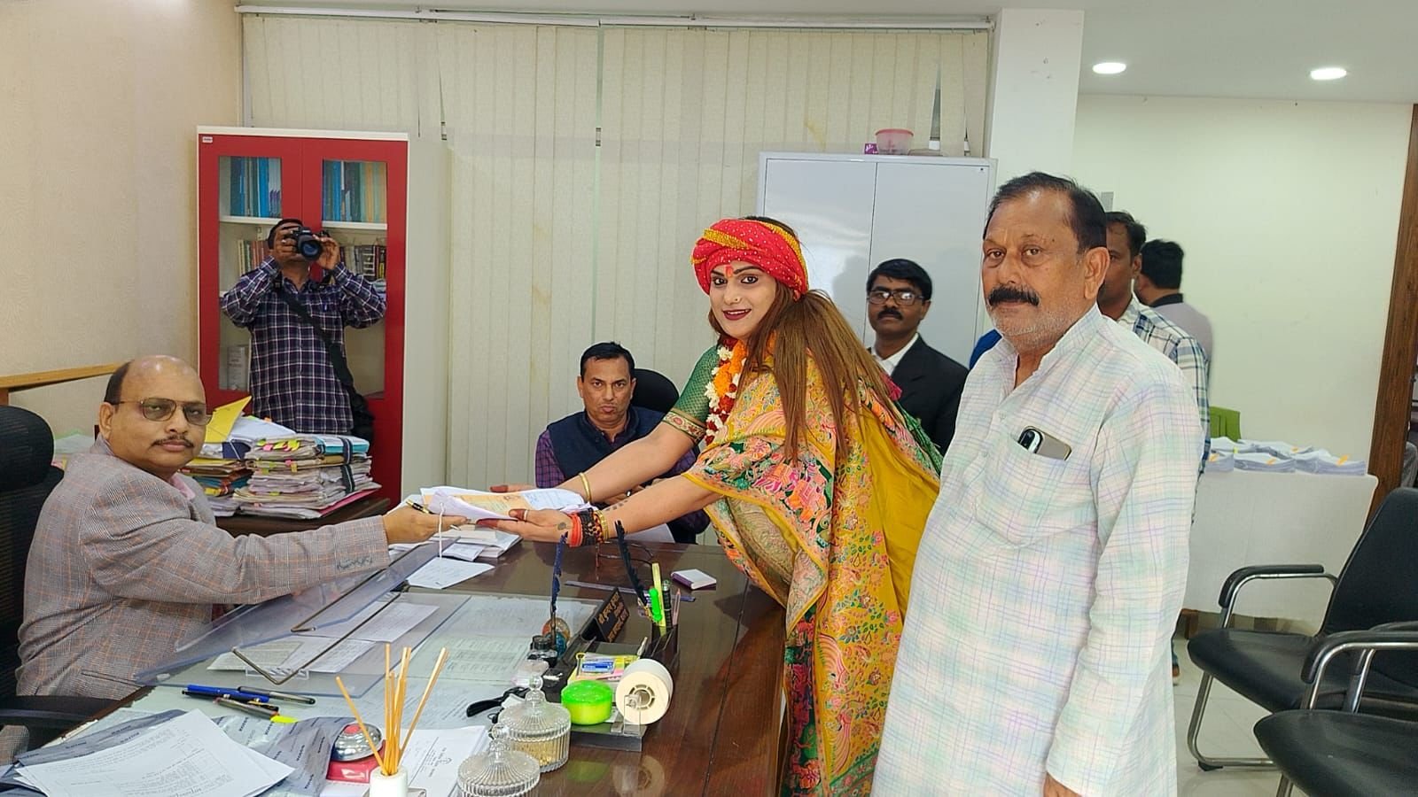 मेदिनीनगर नगर निगम मेयर पद के लिए प्रत्याशियों ने भरा नामांकन, नम्रता त्रिपाठी ने निकाली आशीर्वाद यात्रा