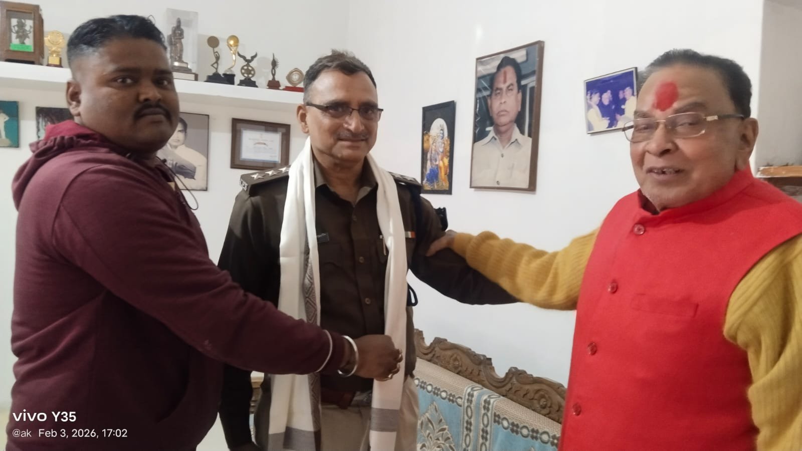 गोमिया:सदर एसडीपीओ नीरज कुमार सिंह ने पूर्व मंत्री माधव लाल सिंह से की शिष्टाचार मुलाकात