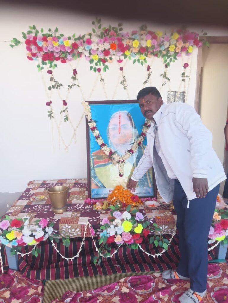 स्वर्गीय कमला देवी की द्वितीय पुण्यतिथि पर पुष्पांजलि अर्पित कर दी गई श्रद्धांजलि स्वर्गीय कमला देवी की द्वितीय पुण्यतिथि पर पुष्पांजलि अर्पित कर दी गई श्रद्धांजलि