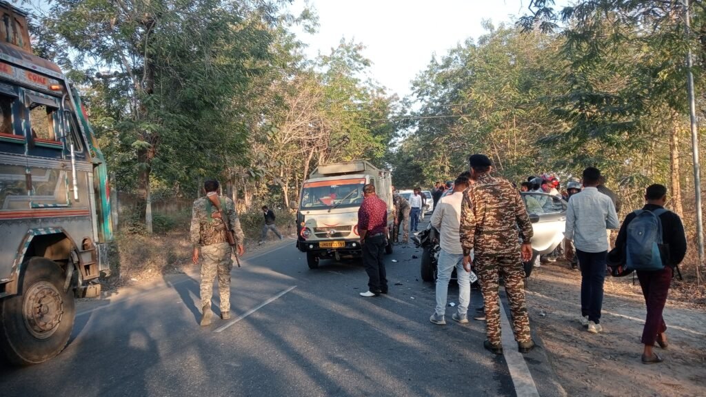 लातेहार में कार-बाइक की भीषण टक्कर, एक युवक की मौके पर मौत, एक गंभीर लातेहार में कार-बाइक की भीषण टक्कर, एक युवक की मौके पर मौत, एक गंभीर