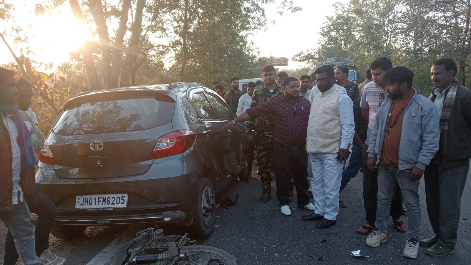 लातेहार में कार-बाइक की भीषण टक्कर, एक युवक की मौके पर मौत, एक गंभीर