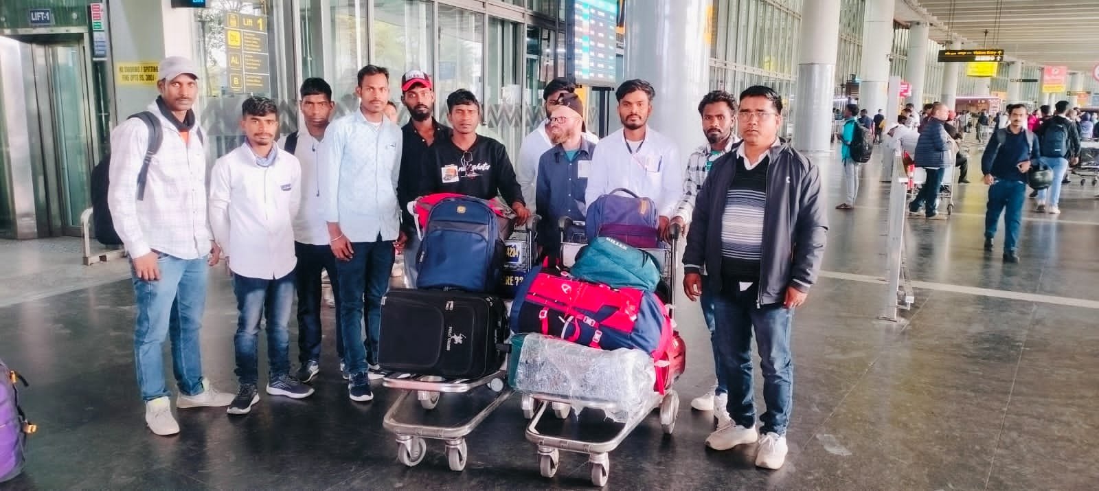 न्यूज़ अप्रैजल खबर का हुआ असर:दुबई में फंसे झारखंड के 11 मजदूरों की हुई वतन वापसी, देश लौटने के बाद चेहरे पर दिखी खुशी