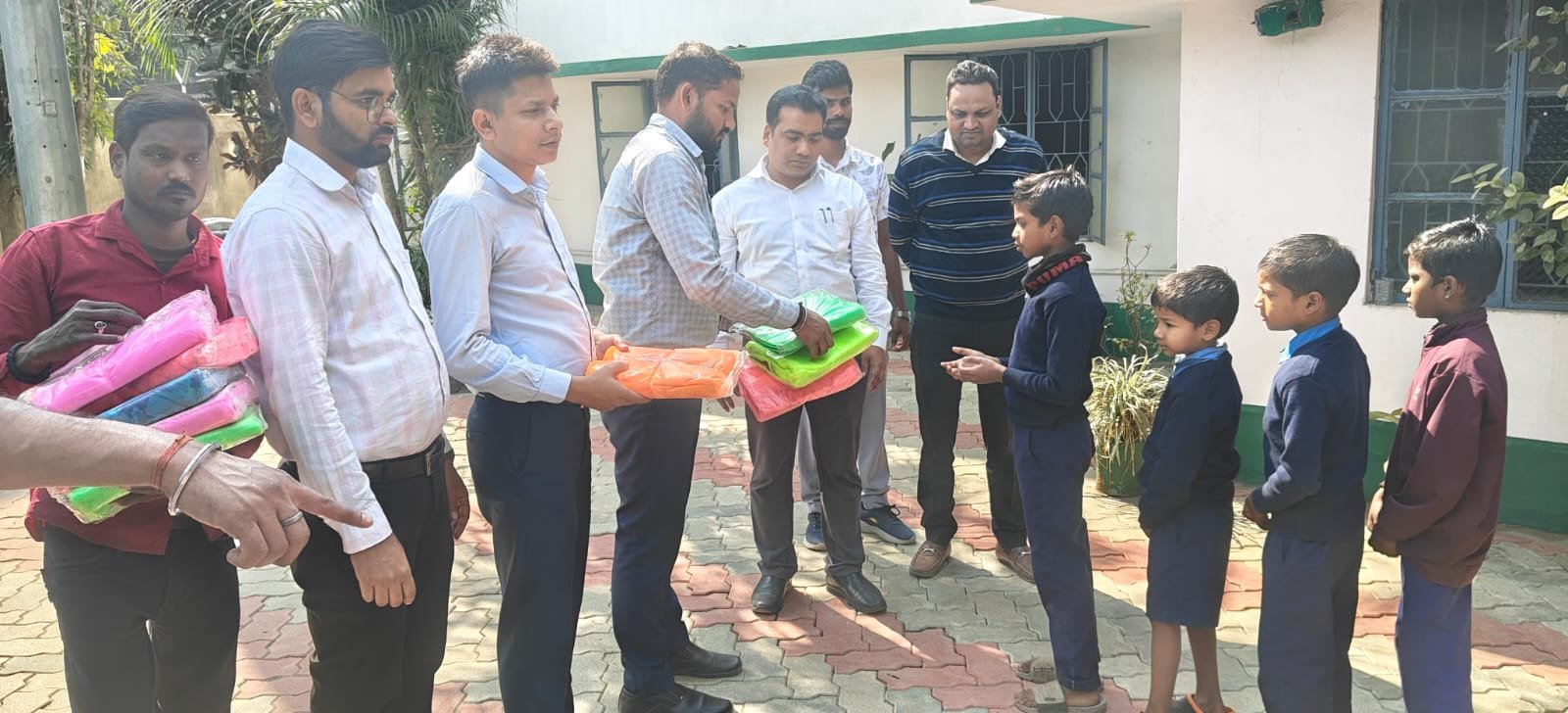 नगर परिषद द्वारा बच्चों के बीच मच्छरदानी वितरण नगर परिषद द्वारा बच्चों के बीच मच्छरदानी वितरण