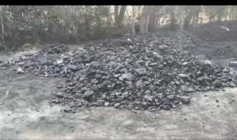 कोटालपोखर में कोयला माफिया बेलगाम! रातभर दौड़ती भुटभुटी और जुगाड़ गाड़ियां, प्रशासन पर उठे सवाल कोटालपोखर में कोयला माफिया बेलगाम! रातभर दौड़ती भुटभुटी और जुगाड़ गाड़ियां, प्रशासन पर उठे सवाल