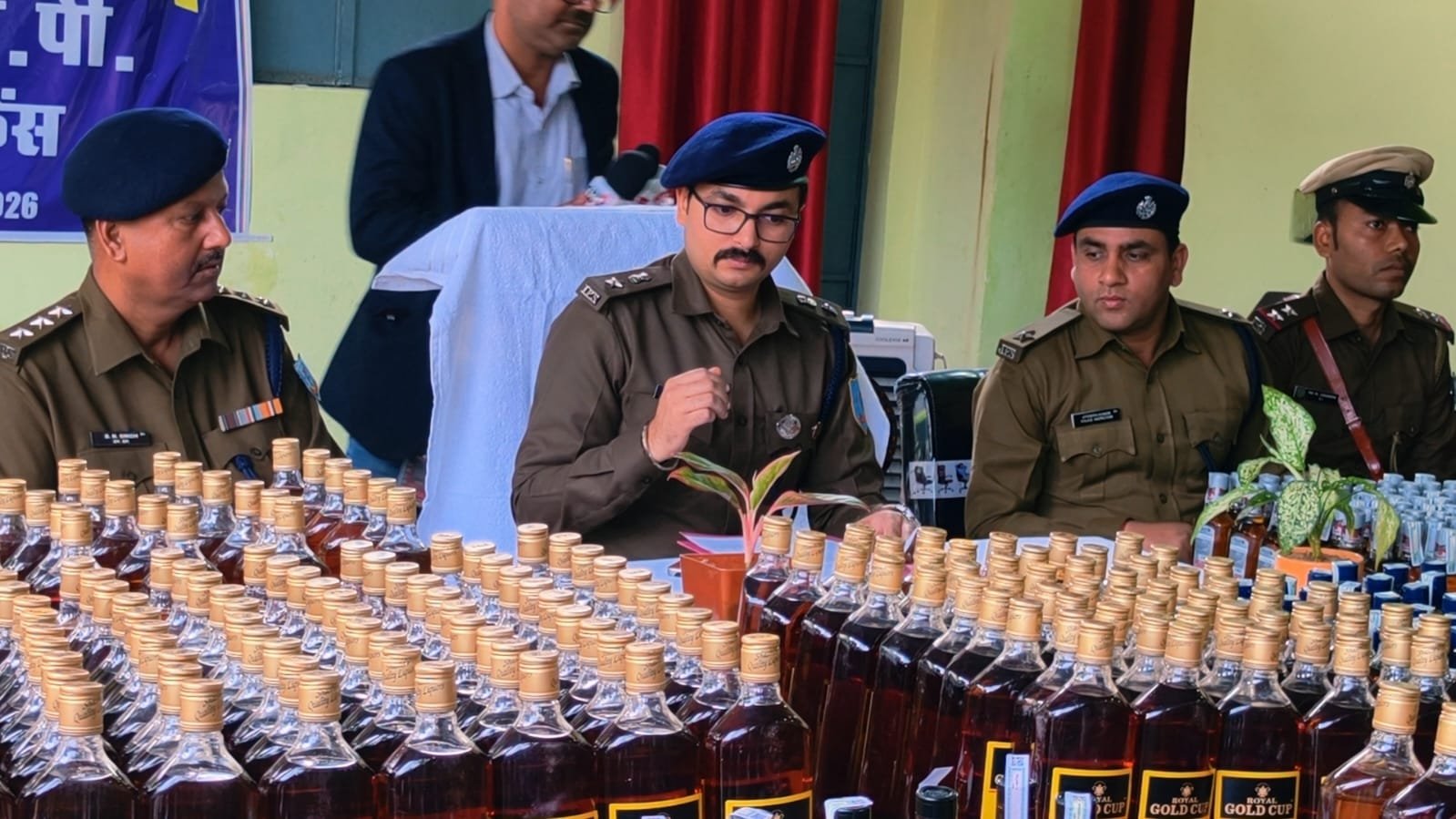 कथारा में नकली विदेशी शराब का अवैध कारोबार,टाटा मैजिक जब्त कथारा में नकली विदेशी शराब का अवैध कारोबार,टाटा मैजिक जब्त
