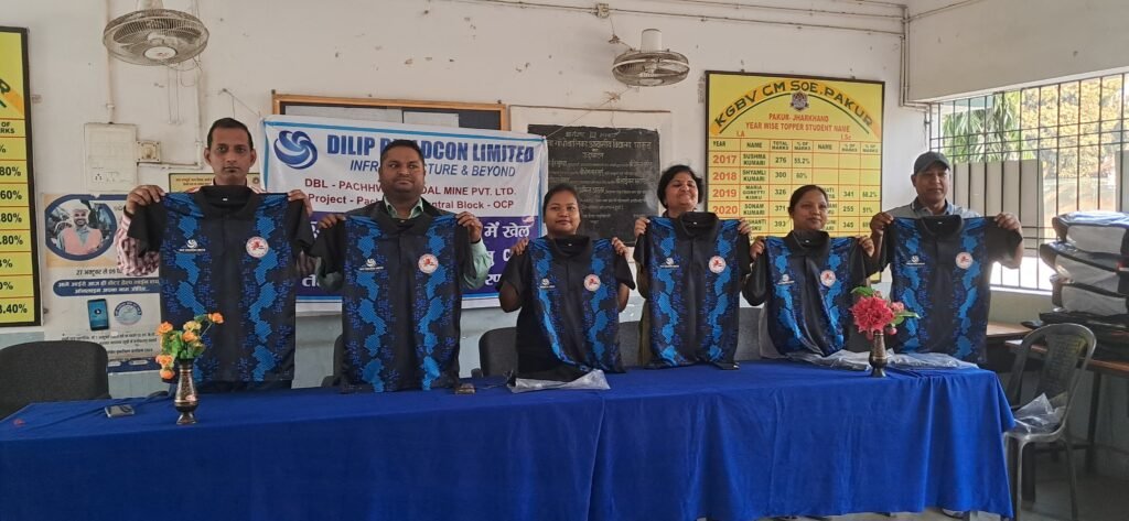 जिले में महिला क्रिकेट को बढ़ावा देने हेतु खेल सामग्री का वितरण जिले में महिला क्रिकेट को बढ़ावा देने हेतु खेल सामग्री का वितरण