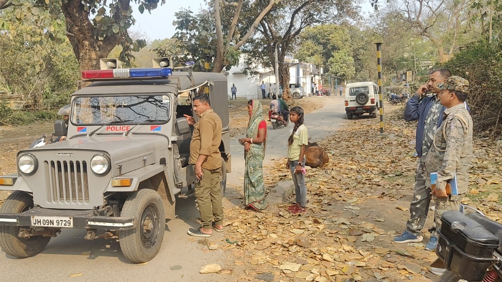 बैंक से रुपये निकालते ही महिला से एक लाख की लूट, उच्चक्के फरार बैंक से रुपये निकालते ही महिला से एक लाख की लूट, उच्चक्के फरार