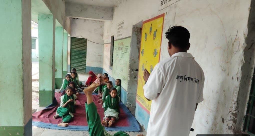 स्वास्थ्य जागरूकता के लिए आयुष विभाग ने आमजन को दिया योग का प्रशिक्षण स्वास्थ्य जागरूकता के लिए आयुष विभाग ने आमजन को दिया योग का प्रशिक्षण