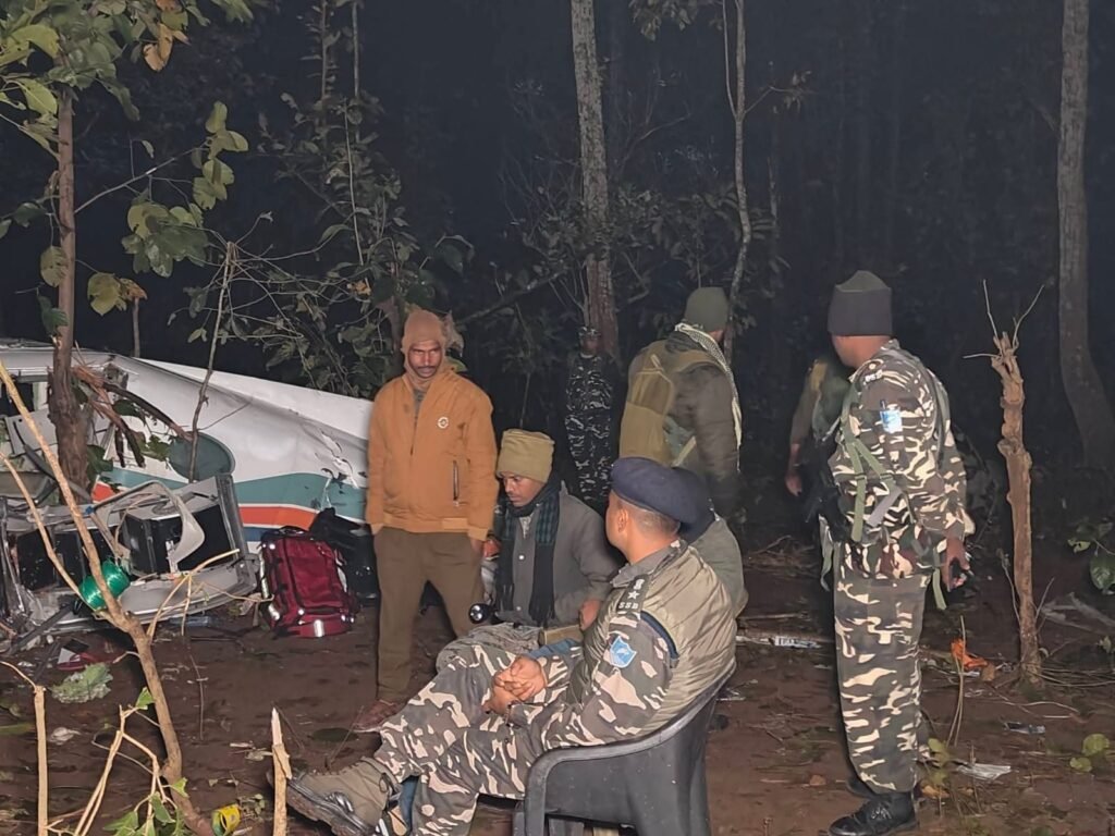 चतरा में विमान हादसा: जंगल में रातभर चला रेस्क्यू ऑपरेशन, 7 लोग थे सवार चतरा में विमान हादसा: जंगल में रातभर चला रेस्क्यू ऑपरेशन, 7 लोग थे सवार