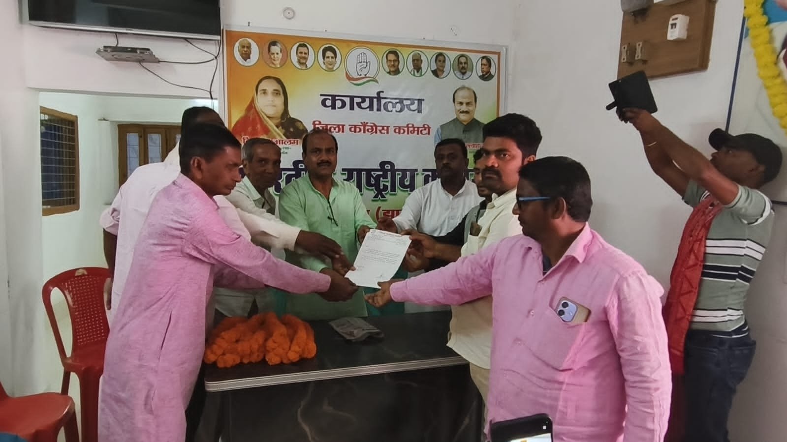 साहेबगंज ग्रामीण प्रखंड कांग्रेस कमिटी के अध्यक्ष बने मृतंजय यादव, कार्यालय में हुआ सम्मान समारोह साहेबगंज ग्रामीण प्रखंड कांग्रेस कमिटी के अध्यक्ष बने मृतंजय यादव, कार्यालय में हुआ सम्मान समारोह